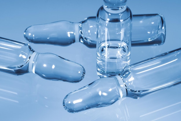 Foto verspreide glazen ampullen met geneesmiddel voor injectie immunisatie en vaccinatie