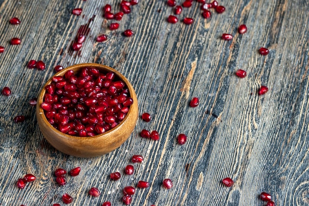 Verspreide granaatappelpitjes op een houten plank