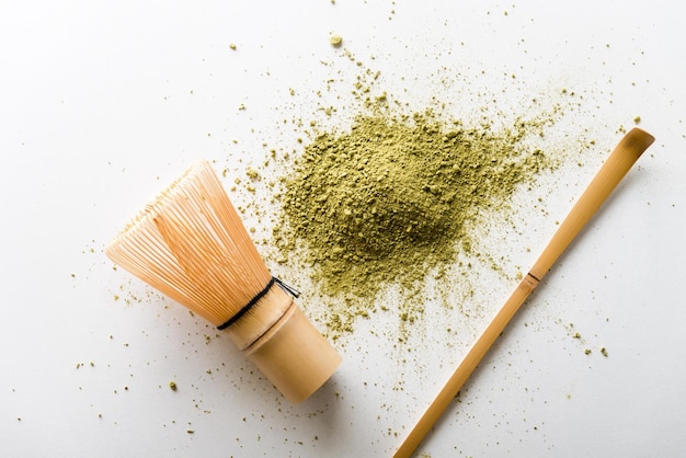 Verspreide groene matcha met bamboe kookgerei