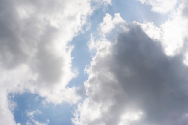 Verspreide wolkenclusters in een blauwe hemel, blauwe hemelachtergrond met witte wolken,