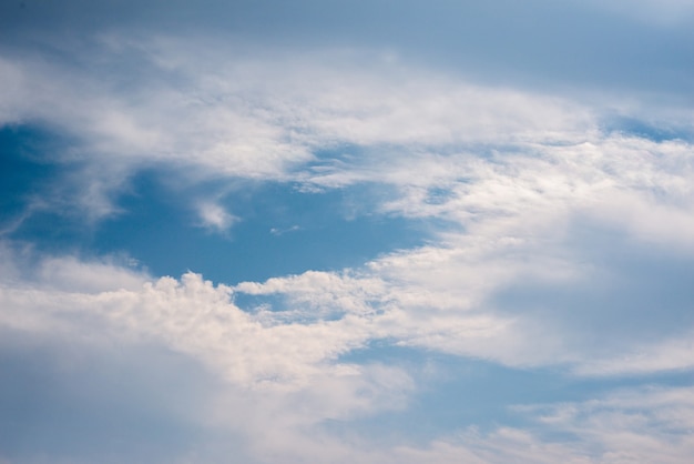 Verspreide wolkenclusters in een blauwe hemel, blauwe hemelachtergrond met witte wolken,