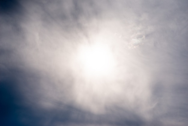 Foto verspreide wolkenclusters in een blauwe hemel, blauwe hemelachtergrond met witte wolken,