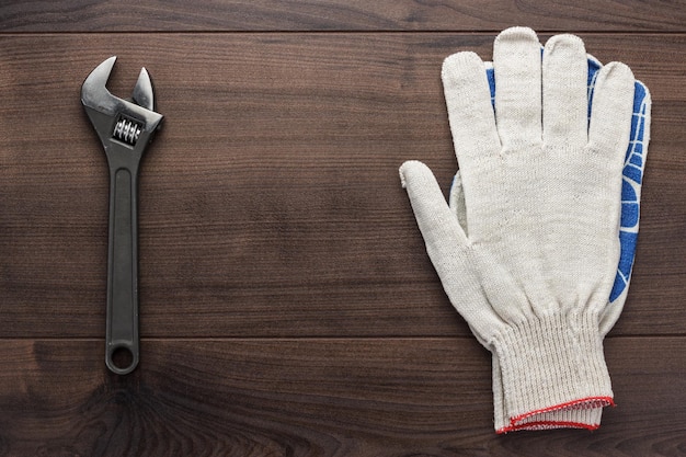 Verstelbare sleutel en handschoenen