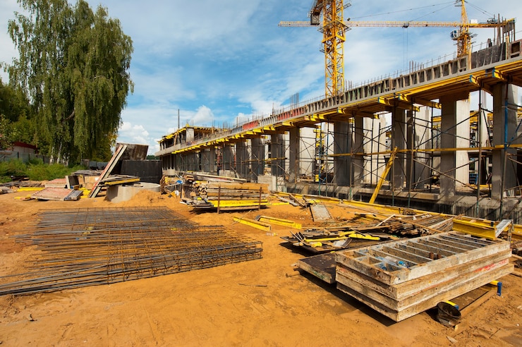 Foto versterkt frame van een nieuw monolithisch huis in aanbouw tegen de blauwe hemel