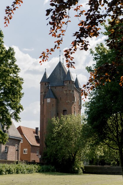 Foto versterkte middeleeuwse toren vesting centrum oude stad