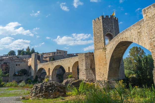 Versterkte stenen brug ingang naar Besalu