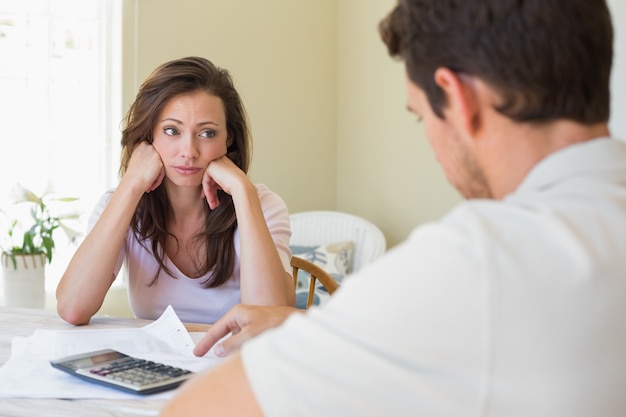 Verstoor jonge vrouw en man met huisrekeningen