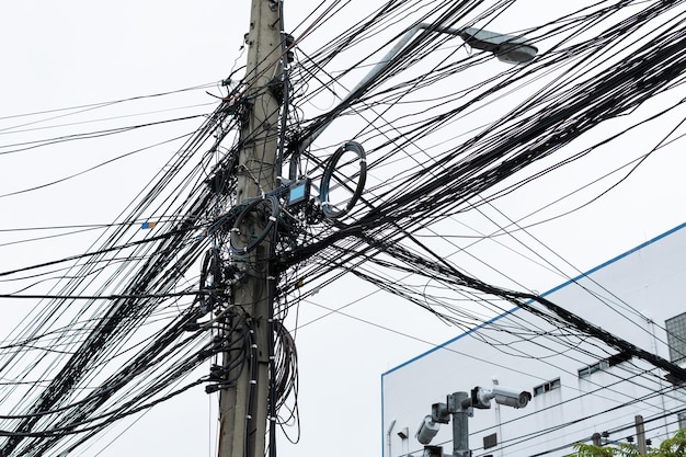 Foto verstrengeling van elektrische kabels en communicatiedraden op een elektrische paal