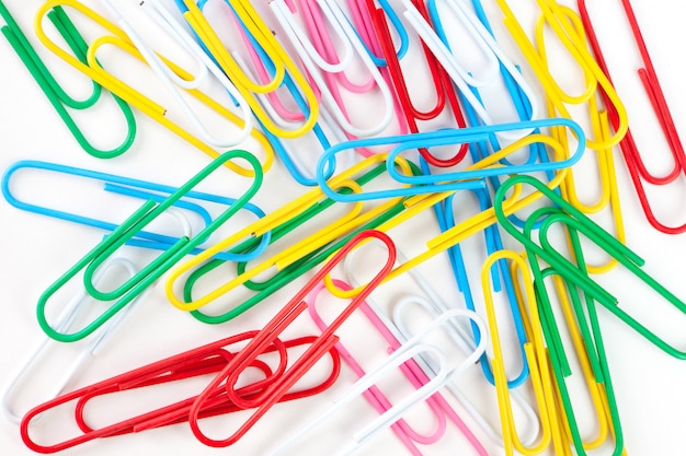 Verstrooiing van meerkleurige paperclips