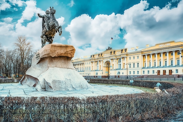 Vertaling - Grondwettelijk Hof van de Russische Federatie en Senaatsgebouw en een monument voor Peter I (de Grote). Sint Petersburg. Rusland.