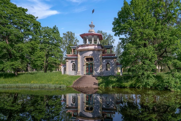 Vertaling van de inscriptie op de deur Welkom Chinees prieel aan de oever van de Bovenvijvers in het Catherine Park in Tsarskoye Selo op een zonnige zomerdag Poesjkin Sint-Petersburg Rusland