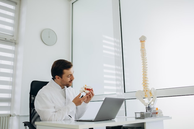 Photo vertebrologist consults a patient on the internet