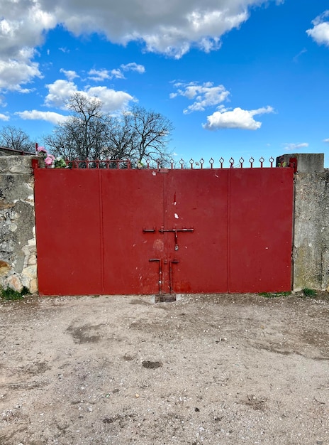 Verticaal beeld van de poort of deur die de kraal opent op Jueves La Saca op de berg Valonsadero in de festiviteiten van Soria San Juan