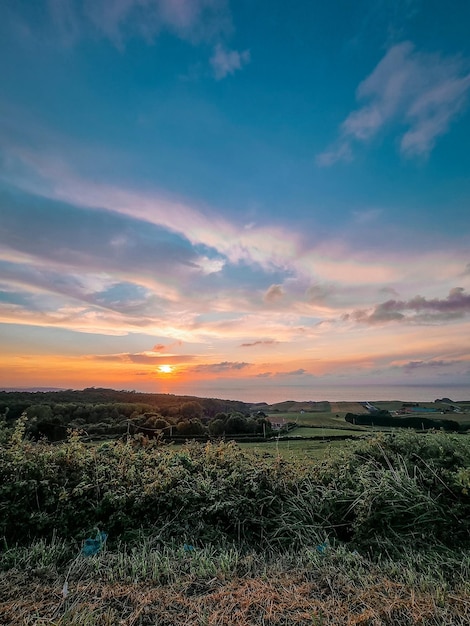 Verticaal behang van prachtige zonsondergang aan de kust