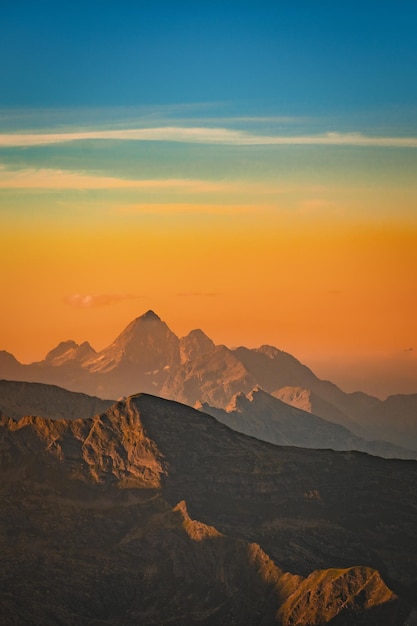 Verticaal bergpanorama met oranje filter