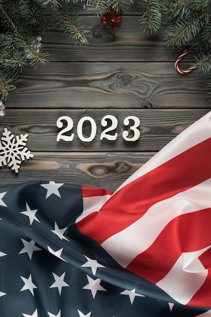 Verticaal donker houten behang met Amerikaanse vlag 2023 en kerstspeelgoed framedecoratie Gelukkig nieuwjaar en vrolijk kerstfeest