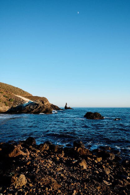 Foto verticaal landschap van de ongerepte kust van almeria