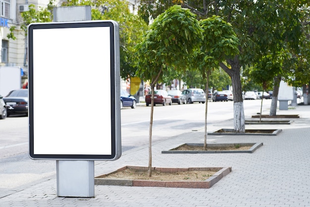 Verticaal leeg aanplakbord op de stadsstraat