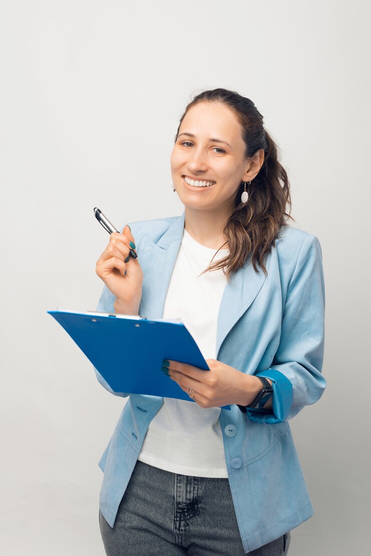 Verticaal portret van een glimlachende zelfverzekerde vrouw die een paperclipboard vasthoudt.