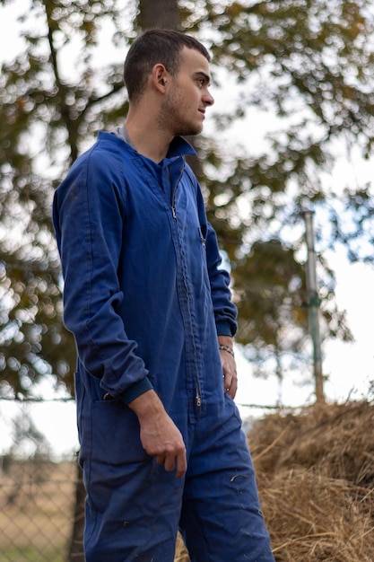 Verticaal portret van een jonge boer op zijn werkdag