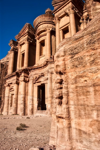 Verticaal portret van het klooster aldeir in petra