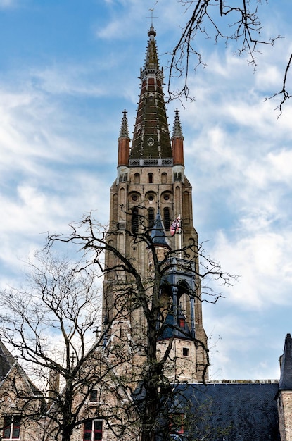 Verticaal schot, Brugge België, uitzicht op de toren van de Onze-Lieve-Vrouwekerk.