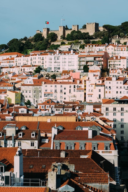 Verticaal schot van een oude stad van Lissabon Portugal op een zonnige dag