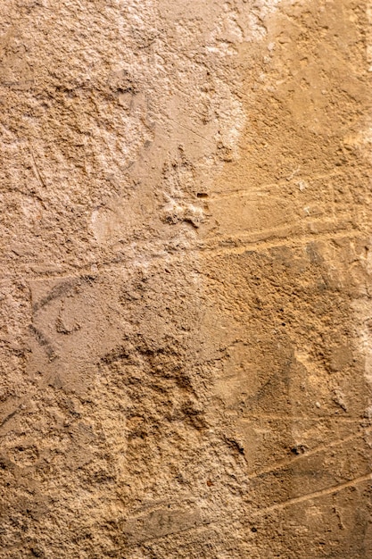Verticaal schot van een stenen muur Textuur van natuursteen gedragen door het verstrijken van de tijd Oud concept