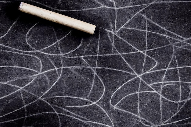 Verticaal schot van een zwart bord met tekeningen met behulp van wit krijt 3d geïllustreerd