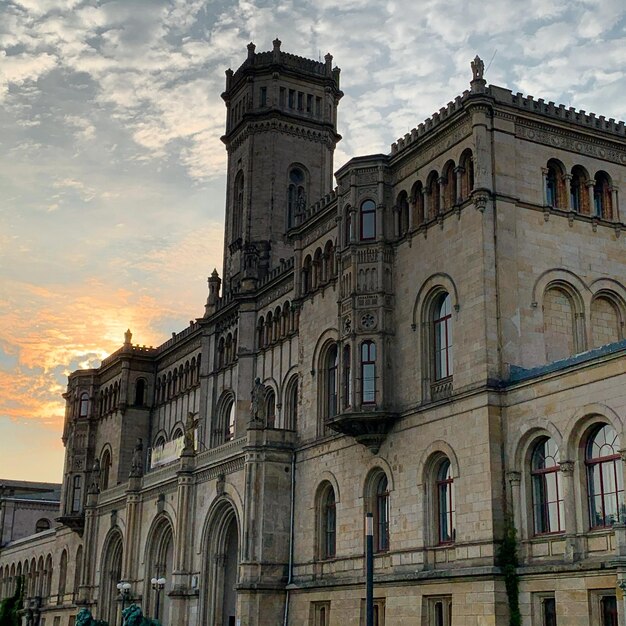 Verticaal van de historische Leibniz Universiteit Hannover onder de bewolkte blauwe hemel in Duitsland