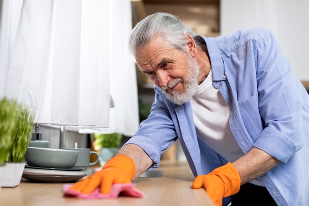 verticaal, van, het glimlachen, bejaarde man, wastafel, in, keuken, met, rag