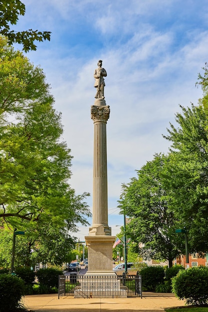 Verticaal van het soldatenstandbeeld bovenop de hoge Griekse pilaar in het Public Square-park in het centrum van Mount Vernon