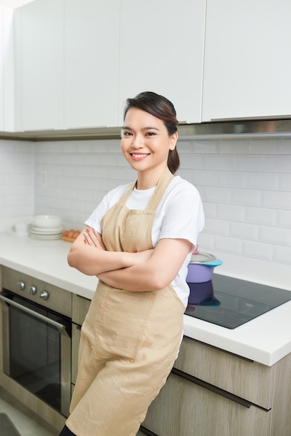 verticaal, van, jonge vrouw, staand, met, armen gekruist, tegen, keuken, background