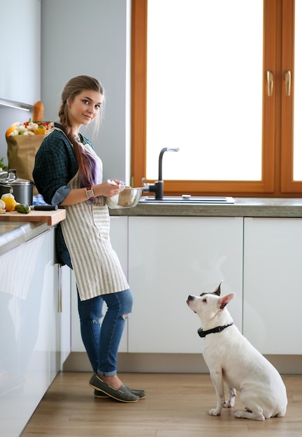 verticaal, van, jonge vrouw, staand, tegen, keuken, background