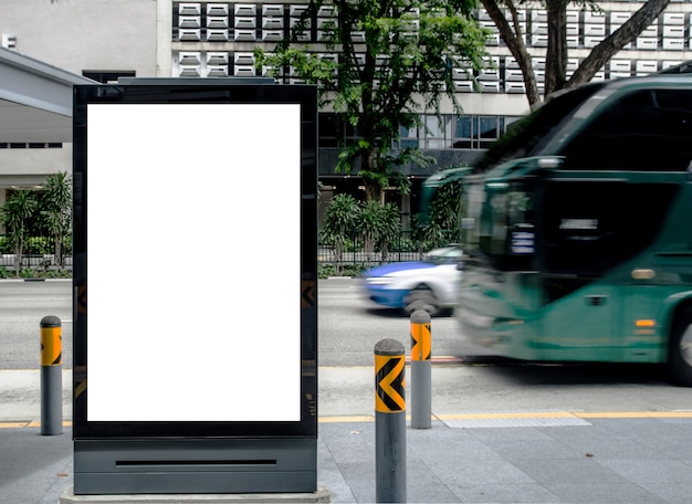 写真 屋外のバス停での垂直ブランク看板は、通りに広告を出してください。