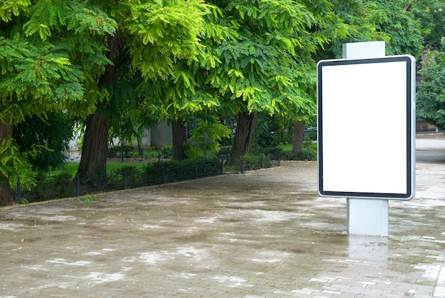 Вертикальный пустой рекламный щит на городской улице