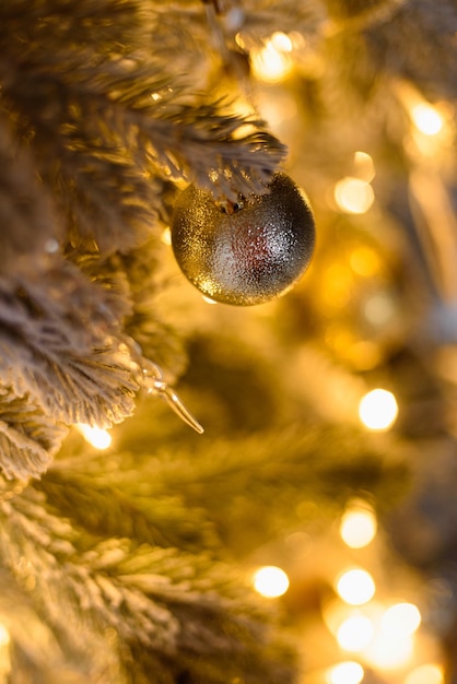 Screensaver verticale di natale con i giocattoli di capodanno 39s ghirlanda luminosa sfocato sullo sfondo di natale