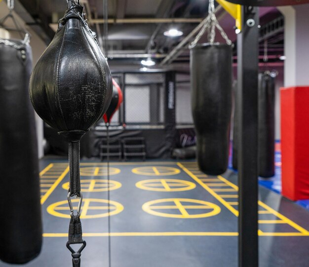 Вертикальный крупный план боксерской груши в спортивном комплексе