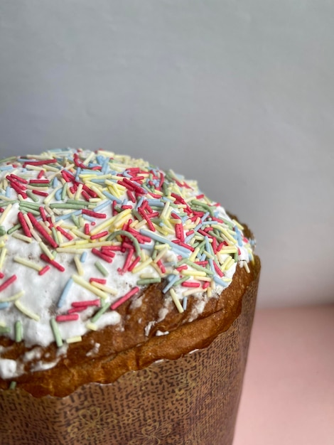 Colpo verticale ritagliato di una torta pasquale con granelli multicolori