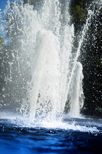Vertical fountain splashes background hd