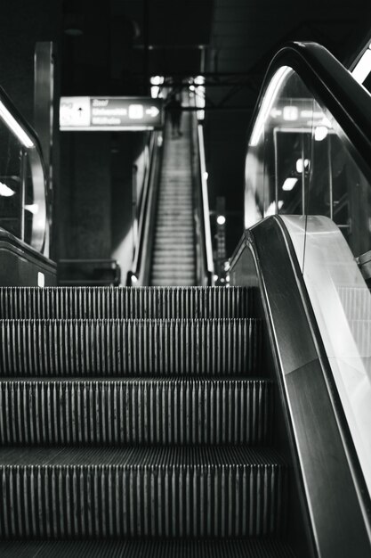 Photo vertical grayscale shot of metro escalator stairs - great for wallpapers