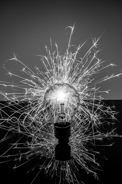 輝く電球の垂直グレースケール sh - コンセプト: 新しいアイデア、イノベーション