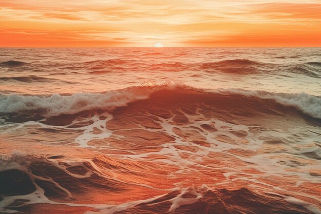 波とオレンジ色の地平線の美しい海景の垂直画像