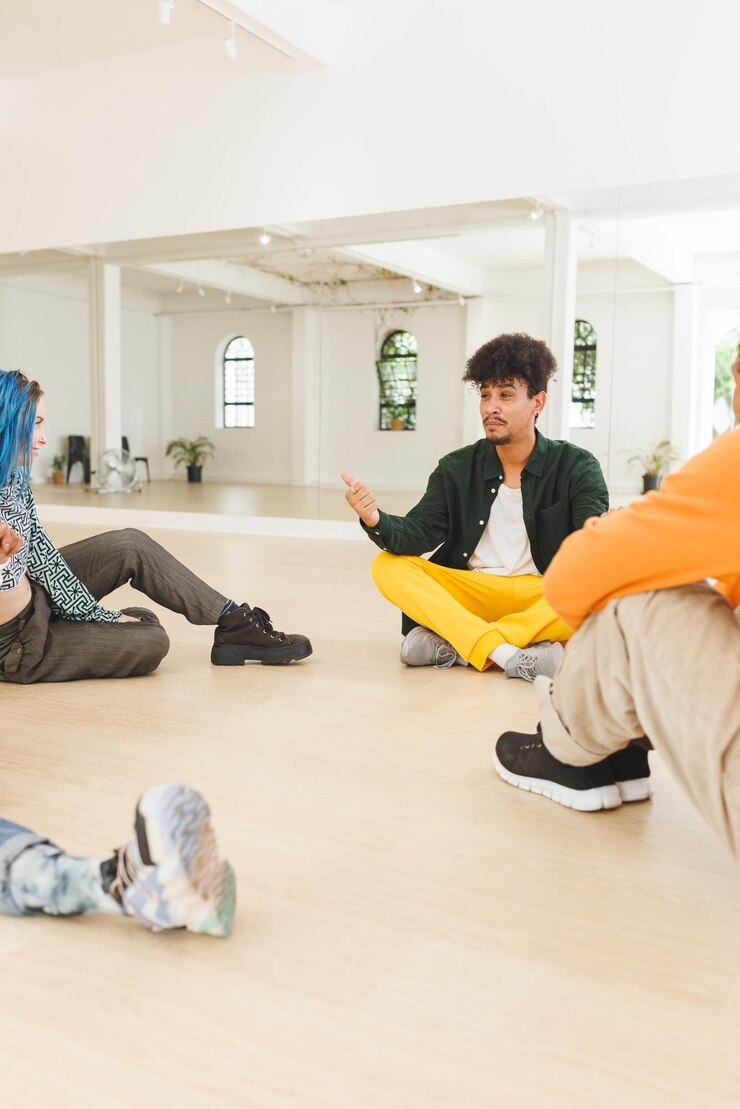 Photo 댄스 클럽에서 훈련하는 다양한 여성과 남성  ⁇ 합 댄서의 수직 이미지. 춤, 리 ⁇ , 움직임 및 훈련 개념.