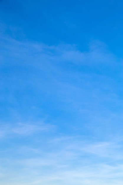 Foto immagine verticale nuvole bianche nel cielo blu al mattino