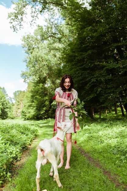 Foto immagine verticale donna vestita camicia tradizionale ucraina alla moda ricamo vyshyvanka