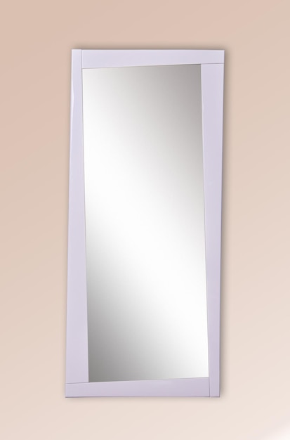 Вертикальное зеркало на пастельно-розовом фоне стены вертикальное фото