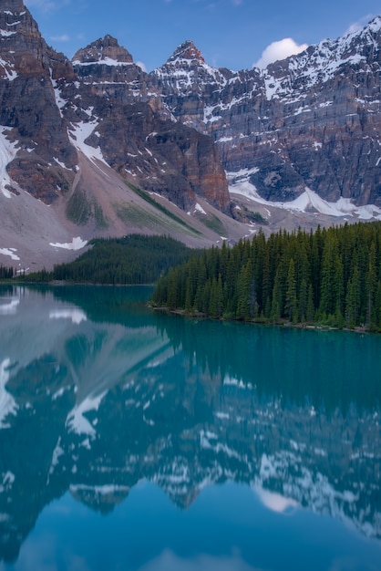 Photo vertical of the moraine lake sunset with turquoise lake and bluesky, banff, alberta
