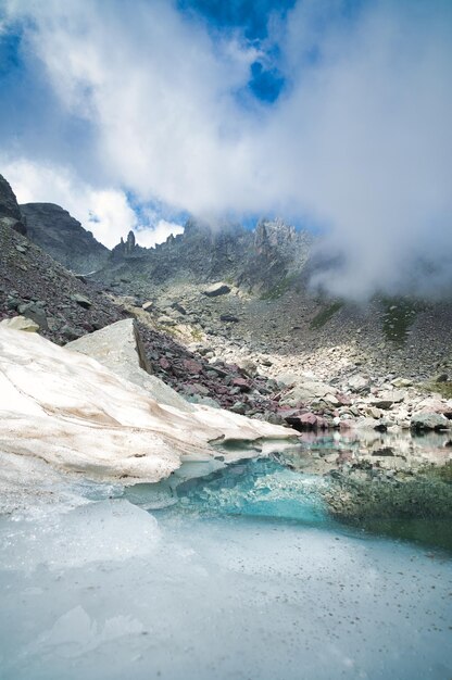 Paesaggio montano verticale di un piccolo lago alpino