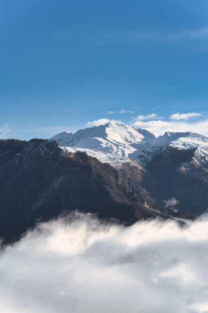 Photo vertical mountain landscape with clouds land and sky